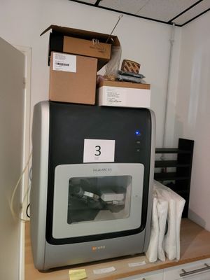 des boîtes posées sur un réfrigérateur dans une cuisine équipée d'un micro-ondes