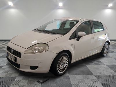 la photo d'une petite voiture blanche garée dans un garage