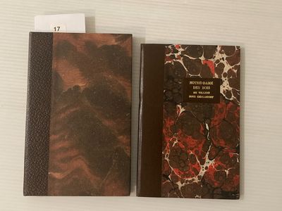 deux livres posés l'un à côté de l'autre sur une table
