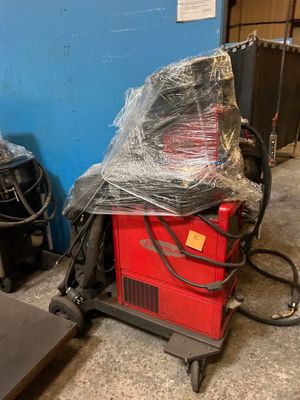 une photo d'une machine rouge dans une pièce aux murs bleus