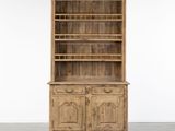 une vieille bibliothèque en bois à deux portes et une étagère