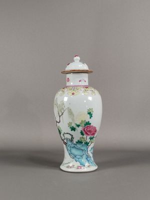 une image représentant un vase blanc orné d'un oiseau et de fleurs