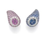 une paire de boucles d'oreilles en saphir, roses et bleues