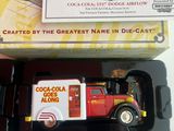 un camion Coca-Cola qui se trouve dans une boîte posée sur une table