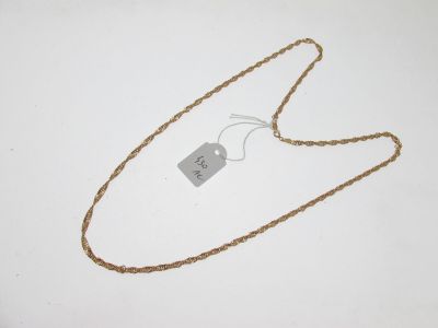 Gros plan sur un collier portant une étiquette