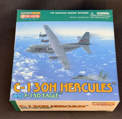 une boîte sur laquelle figure l'image de deux avions volant dans le ciel