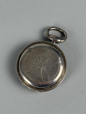 Custode en argent 925/1000e à décor d'un motif végétal.