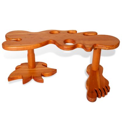 une table en bois sur laquelle se trouvent un pied et une main