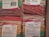 plusieurs paquets de biscuits assortis dans une boîte posée sur une table