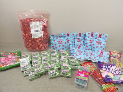 beaucoup de bonbons et de sachets de bonbons posés sur une table