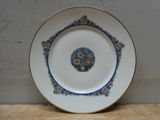 une photo d'une assiette bleue et blanche posée sur une table en bois