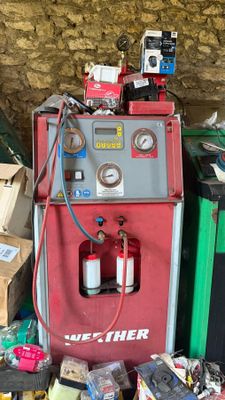 une borne d'incendie rouge posée à côté d'un tas d'autres objets