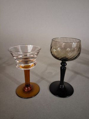 Lot de 6 verres à pied en verre soufflé marron-noir nuancé.