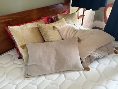 un lit recouvert d'une multitude d'oreillers