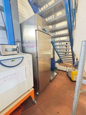 une photo d'une cuisine avec un réfrigérateur et un escalier