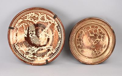 deux assiettes marron et blanches ornées de motifs, posées sur un fond gris