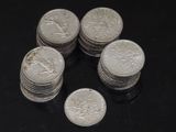 plusieurs piles de pièces d'argent posées sur une surface noire