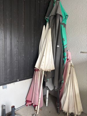 Un petit lot de parasols. On y joint 5 pieds en l'état.