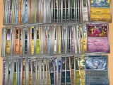 une collection de cartes Pokémon accrochée au mur
