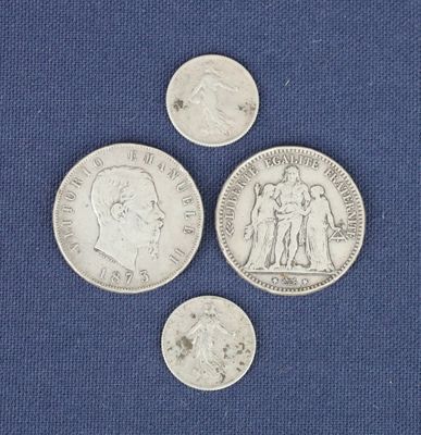 trois types différents de pièces d'argent sur un fond bleu