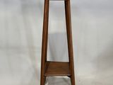 l'image d'une petite table en bois surmontée d'une étagère
