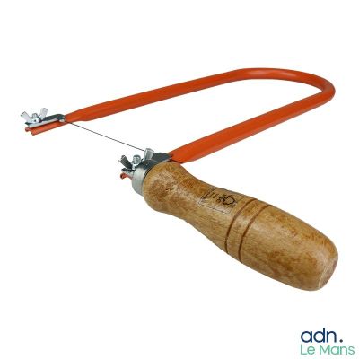 une image représentant un manche en bois avec une poignée rouge