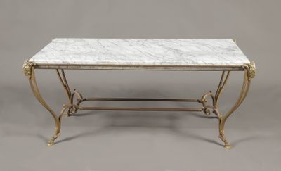 une photo d'une table basse au plateau en marbre posée sur un piètement métallique