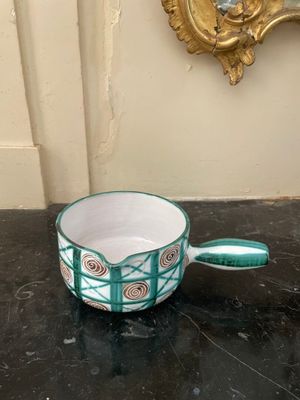 une tasse posée sur une table, avec un miroir en arrière-plan