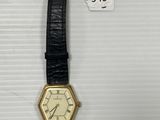 gros plan d'une montre sur une surface blanche avec une étiquette de prix
