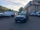la voiture noire est garée devant un bâtiment dans un parking