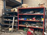 un garage avec de nombreux outils sur les étagères