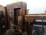 many pieces of furniture that are sitting in a room