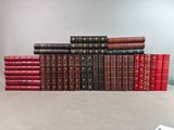 une pile de livres posée sur une table, à côté d'une télécommande