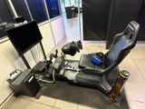 une photo d'une salle de jeux vidéo équipée d'un simulateur de course