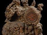 une horloge posée sur un morceau de bois