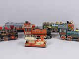 plusieurs petits trains sont alignés sur une surface blanche