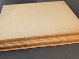 trois livres empilés sur une table