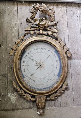 une horloge accrochée au mur d'un immeuble
