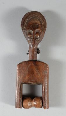 une image représentant une chaise en bois avec une tête sur le dossier