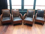 trois chaises placées devant une fenêtre