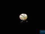 un diamant jaune sur fond noir
