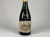 une bouteille de vin posée sur une table