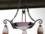 un lustre suspendu au plafond, muni de trois ampoules
