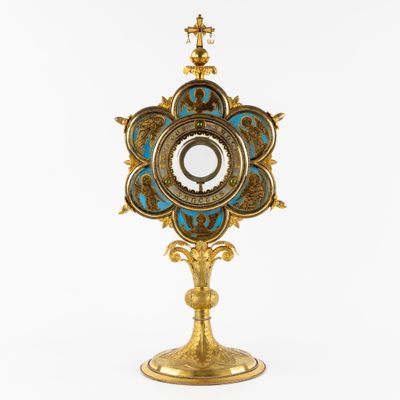 une horloge dorée et bleue posée sur un socle en métal