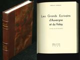 deux livres posés l'un à côté de l'autre sur une table