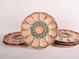 trois assiettes ornées d'un motif floral sont empilées les unes sur les autres