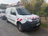 une camionnette blanche avec une bande rouge et blanche sur le côté
