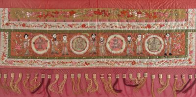 CHINE - Vers 1900 Ornement de porte en soie rouge à décor br…