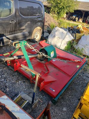 une camionnette garée à côté d'autres véhicules