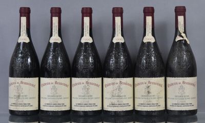 six bouteilles de vin sont alignées sur une table